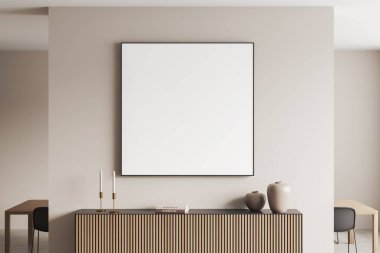 İçi ahşap şifoniyer ve minimalist sanat dekorasyonuyla bej kaplı oturma odası, toplantı alanında sandalyeli bir masa. Boş kare tuvali taklit et. 3B görüntüleme