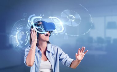VR gözlükleri kullanan şaşırmış bir kadın, dünya çapında bağlantısı ve ikili sistemiyle parlayan gövdeli dijital hologram. Makine öğrenme ve teknoloji kavramı