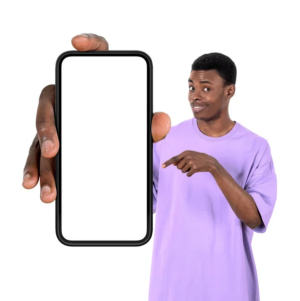 黒の若い男の笑顔 指のコピースペースの画面をモックアップ大規模なスマートフォンを指して 白い背景に孤立した ソーシャルメディアとオンラインネットワークの概念 — ストック写真