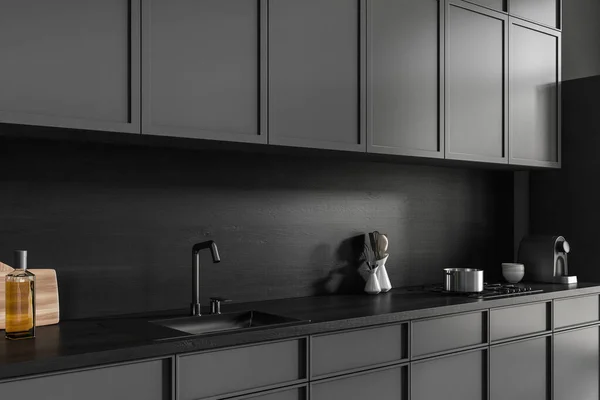 Interior Cozinha Escura Com Pia Vista Lateral Fogão Utensílios Cozinha — Fotografia de Stock