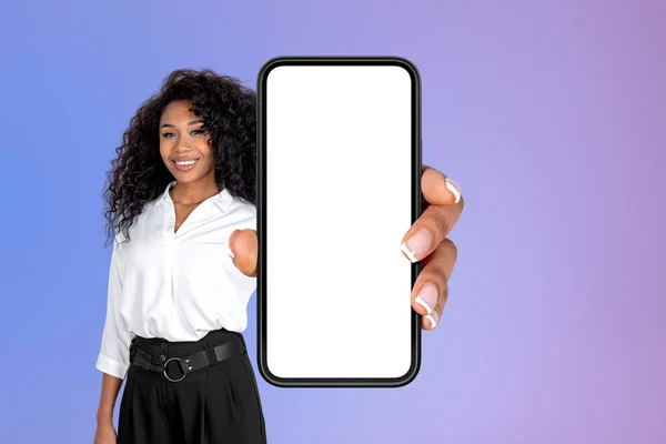 アフリカ系アメリカ人の実業家は 背景に紫色のグラデーションの壁の前に立って モックアップ画面でスマートフォンを保持 正式な摩耗を身に着けている モバイルアプリケーションとソーシャルメディアのプレゼンテーション — ストック写真