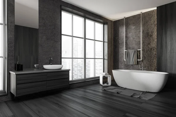 黑暗浴室内部与水池和镜子 侧视图 浴缸与配件在黑色硬木地板上 新加坡城市全景窗口 3D渲染 — 图库照片