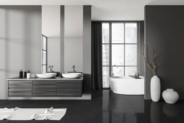 Çift Lavabolu Aynalı Karanlık Banyo Aksesuarlı Küvet Siyah Döşemeli Sanat — Stok fotoğraf