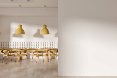 Sandalyeleri, ahşap masası, bej beton zemini olan modern bir kafe. Minimalist mobilyalarla rahat yemek ve dinlenme yeri. Boş duvarı taklit et. 3B görüntüleme