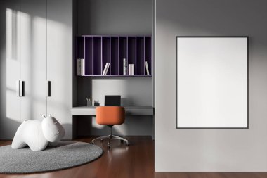 Siyah çocuk iç mekan öğreniyor. Masada dizüstü bilgisayar, koltukta koltuk ve halıda oyuncak var. Modern çocuk eğitim alanı dekorasyonlu. Bölümdeki tuval posterini taklit et. 3B görüntüleme