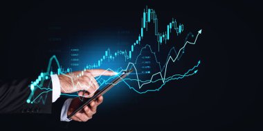 Tablette çalışan iş adamı elleri, parmak ekranına dokunuyor. Borsa şamdanları ve grafik oku yükseliyor. Çevrimiçi ticaret, ön x ve dijital analiz kavramı