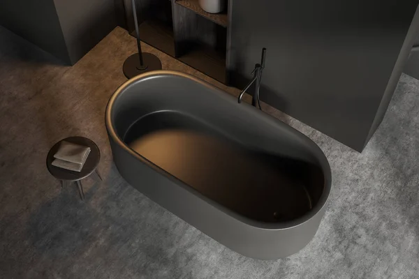 黑暗浴室内部的顶部视图 浴缸在灰色混凝土地板上 最低限度的酒店浴室角落与凳子和毛巾 架子与配件 3D渲染 — 图库照片