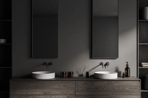 Interior Banheiro Escuro Com Pia Dupla Cosméticos Dois Espelhos Altos — Fotografia de Stock