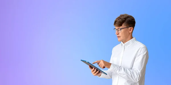 Beyaz Gömlekli Bir Işadamı Tablete Dokunuyor Fotokopi Alanındaki Boş Gradyan — Stok fotoğraf