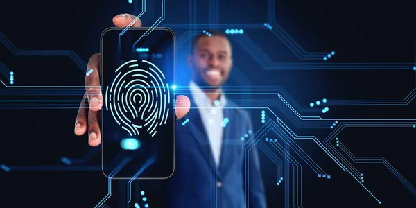 指紋が光る携帯電話の画面を示すアフリカのビジネスマンは サイバーセキュリティと生体認証とホログラム インターネットセキュリティとデータアクセスの概念 — ストック写真