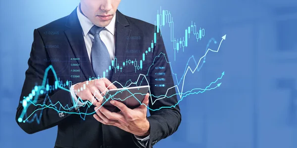 タブレット 株式市場の燭台とグラフ矢印の上昇 分析とチャートと外国為替のホログラムで働くビジネスマン オンライン取引 経済成長と投資の概念 — ストック写真