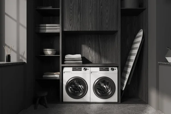 黑暗的现代家用设计洗衣房内部与架子 洗衣机和熨烫板与毛巾 灰色混凝土地板 3D渲染 — 图库照片