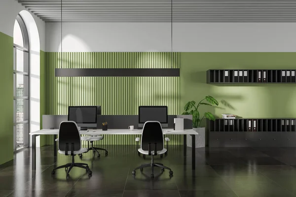 Yeşil Duvarları Döşemeleri Sandalyeleri Kemerli Pencereleri Olan Beyaz Bilgisayar Masası — Stok fotoğraf