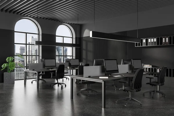 グレーの壁 コンクリートの床 椅子やアーチ型の窓とグレーのコンピュータテーブルと現代的なオフィスのコワーキングスペースのビュー 3Dレンダリング — ストック写真