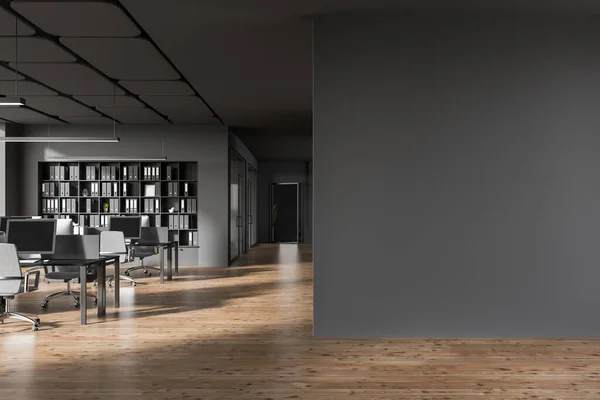 Σκούρο Εσωτερικό Γραφείο Τραπέζι Και Καρέκλες Στη Σειρά Υπολογιστή Ζώνη — Φωτογραφία Αρχείου