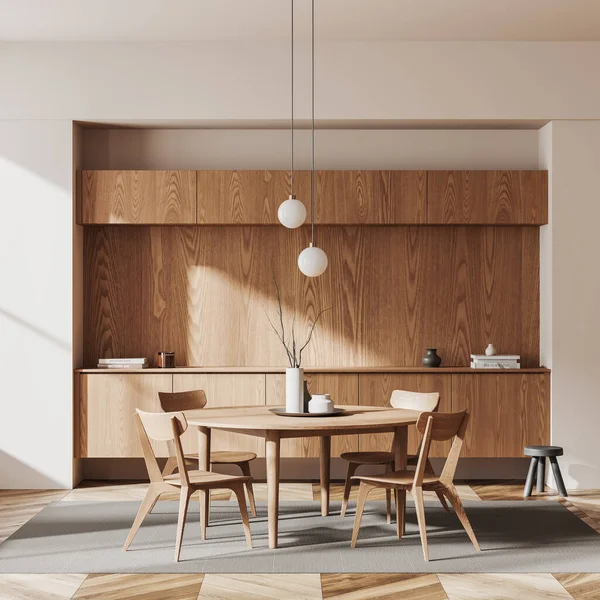 Gemütliche Wohnzimmereinrichtung Mit Holzmöbeln Stühlen Und Rundem Tisch Auf Teppich — Stockfoto