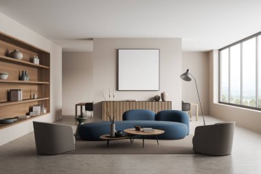 Bej oturma odasının içinde kanepe ve koltuklar kırsal kesimde panoramik pencereye yakın sandalyeli masa, açık beton zemin. Boş kare posteri yap. 3B görüntüleme