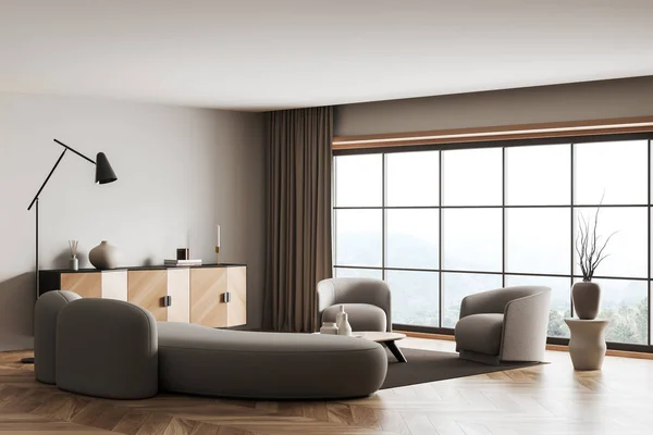 パノラマの窓 コーヒーテーブル ソファ アームチェア カーペット 白い壁 ランプ 食器棚 オーク材の床と明るいリビングルームのインテリアのコーナービュー ミニマルデザインのコンセプト — ストック写真
