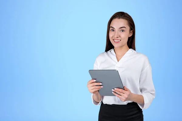 Χαμογελώντας Ελκυστική Επιχειρηματίας Φορώντας Επίσημη Φθορά Στέκεται Κρατώντας Tablet Συσκευή — Φωτογραφία Αρχείου