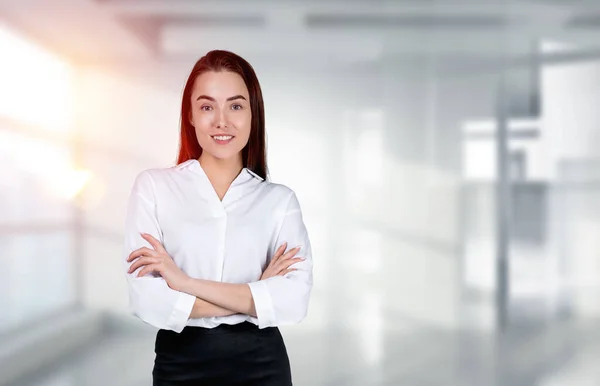 Attraktiv Affärskvinna Bär Formella Kläder Står Korsade Armar Kontoret Arbetsplats — Stockfoto