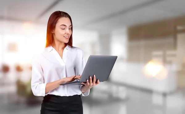 Attraktiv Affärskvinna Bär Formella Kläder Står Håller Laptop Kontoret Arbetsplats — Stockfoto