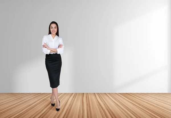 Smiling Attractive Businesswoman Wearing Formal Wear Standing Crossed Arms Empty — Stock Photo, Image