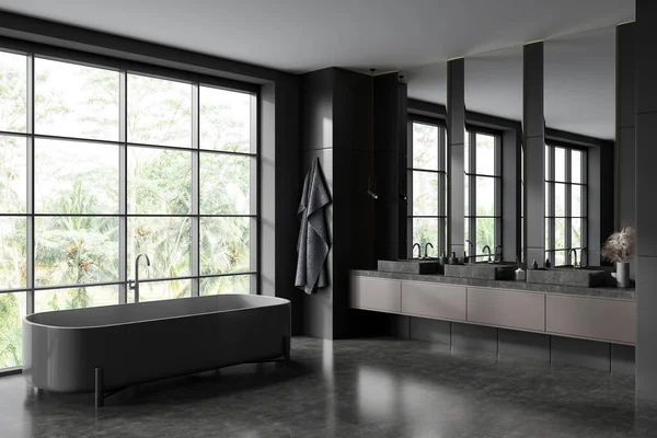 Interior Escuro Banheiro Hotel Com Pia Tripla Com Espelhos Vista — Fotografia de Stock
