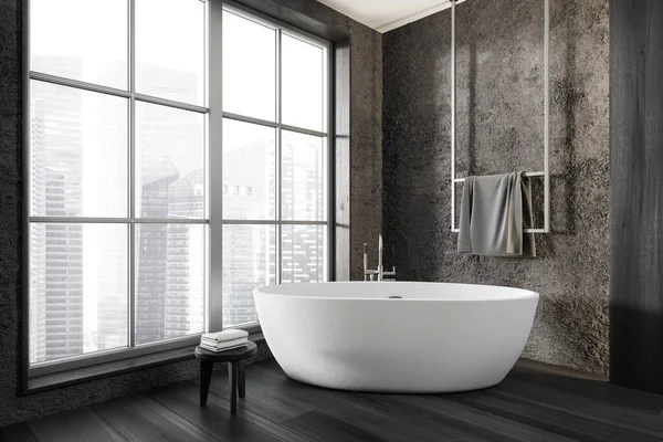 黑色木制浴室内部 浴缸在硬木地板上 侧视图 凳子与毛巾和铁路 在新加坡城市的景观上 有全景窗的浴池角落 3D渲染 — 图库照片