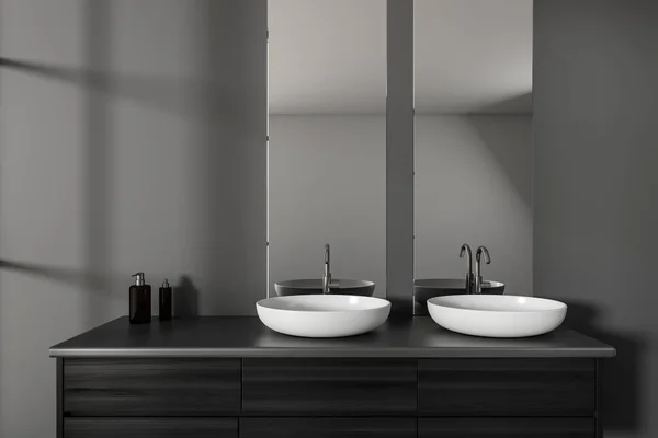 Πρόσοψη Από Κοντά Σκούρο Εσωτερικό Μπάνιο Δύο Καθρέφτες Αντανάκλαση Νεροχύτες — Φωτογραφία Αρχείου