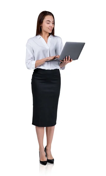 商业女性 手握电脑 打字全长 背景为白色 网络和在线通信的概念 — 图库照片
