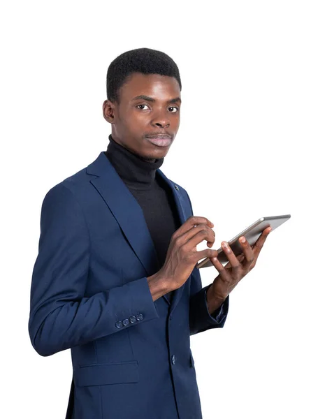 Czarny Biznesmen Tabletem Rękach Uśmiechnięty Portret Patrzący Kamerę Komunikacja Online — Zdjęcie stockowe