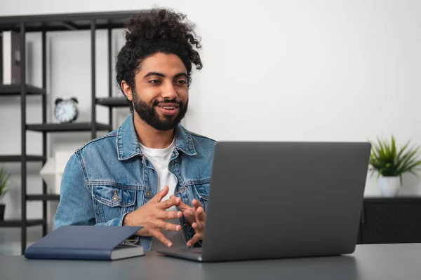 Lächelnder Gutaussehender Geschäftsmann Freizeitkleidung Sitzt Bei Einer Online Telefonkonferenz Büroarbeitsplatz — Stockfoto