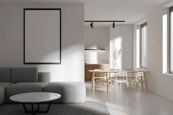 空の白いポスター ダイニングテーブル ソファ 白い壁 コンクリート床 冷蔵庫付きのモダンな明るいスタジオルームインテリアのフロントビュー ミニマルデザインのコンセプト モックアップ 3Dレンダリング — ストック写真