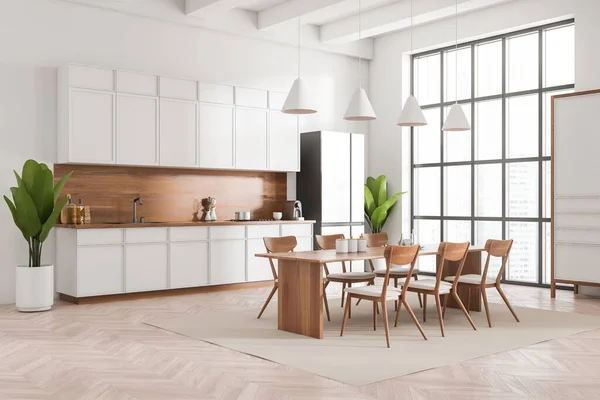 Weiße Küche Mit Stühlen Und Esstisch Auf Teppich Seitenblick Geschirr — Stockfoto