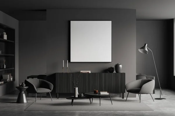 Dunkles Wohnzimmer Mit Zwei Sesseln Und Kommode Mit Kunstdekoration Teppich — Stockfoto