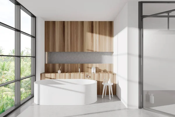 Weiße Badezimmereinrichtung Mit Badewanne Und Badezimmeraccessoires Holzregal Dusche Hinter Glastüren — Stockfoto