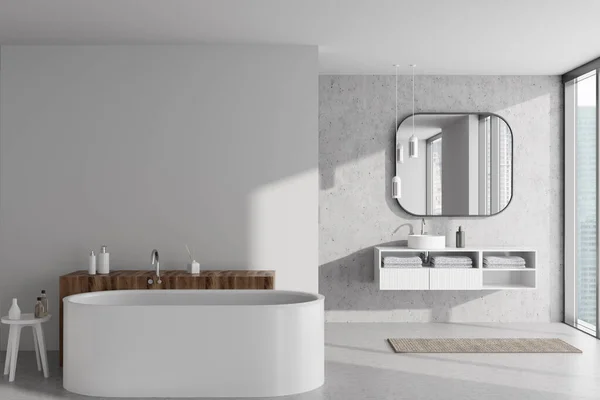 Lekkie Wnętrze Łazienki Wanną Umywalką Lustrem Akcesoriami Kąpieli Ręcznikiem Szarej — Zdjęcie stockowe