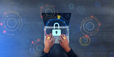 Ahşap masada dizüstü bilgisayarda yazı yazan işadamlarının en üst görüntüsü asma kilit siber güvenlik arayüzü ile çift katlı. İş ve özel hayatta veri koruması kavramı