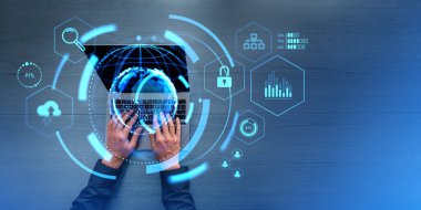 Ofis masasında dizüstü bilgisayarda yazı yazan işadamlarının en üst görünümü küresel internet bağlantısı ve metaevren arayüzü ile çifte pozlama içeriyor. Dijital pazarlama kavramı