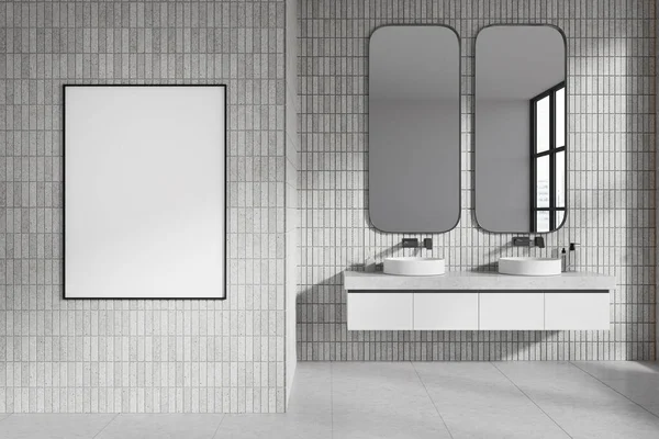 白いタイルの壁 コンクリートの床 その上に2つの垂直ミラーと左上の垂直モックアップポスターとダブルシンクとモダンなバスルームのインテリア 3Dレンダリング — ストック写真