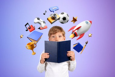 Mor duvarın yanında, multimedya simgeleriyle yüzünü kitapla kaplayan şaşkın çocuğun portresi. İnternetten öğrenme, gelecekteki fırsatlar ve sanat hobileri. Eğitim ve eğlence kavramı