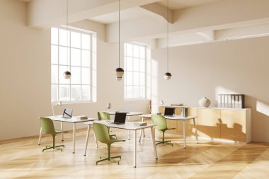 Beyaz duvarları, ahşap zemini, yeşil sandalyeleri, dizüstü bilgisayarları ve ahşap dolapları olan modern açık uzay ofisinin köşesi. Şehir manzaralı pencereler. 3d oluşturma