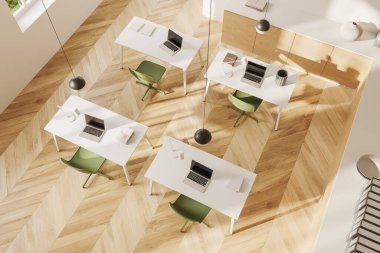 Beyaz duvarları, ahşap zemini, yeşil sandalyeleri, dizüstü bilgisayarları ve ahşap dolapları olan modern açık uzay ofisinin en üst görüntüsü. 3d oluşturma