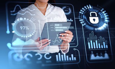 Elinde tabletle iş kadını, yüzdelik yükleme yüzdesiyle parlayan sanal ekran, siber güvenlik kilidi olan numaralar ve hatlar. Veri koruması ve istatistik kavramı