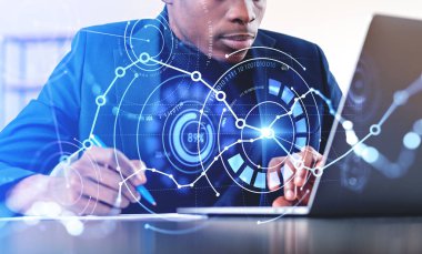 Kara işadamı not alır ve dizüstü bilgisayarla çalışır, çift pozlama, hatlı önx hologramı ve ikili değerler, borsa analizi. Danışman kavramı