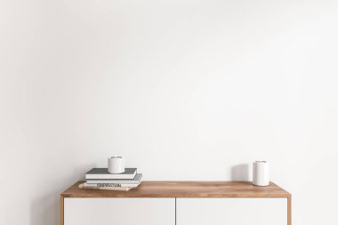Parlak oturma odasının önü boş beyaz duvar, mumlar, kitaplar, büfe. Minimalist tasarım kavramı, modern sanat. 3d oluşturma