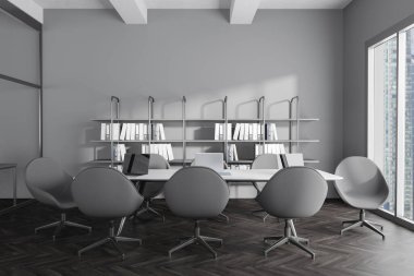 İçinde sandalye ve dizüstü bilgisayar olan karanlık bir konferans, ahşap zemin. Singapur şehir manzarasında panoramik pencere. İş belgeleriyle dolu minimalist bir raf. 3B görüntüleme