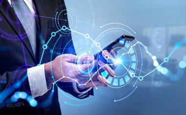 Tabletle iş adamı elleri, sayılarla önx hologramı ikili pozlama, borsa dinamikleri. Çevrimiçi ticaret kavramı