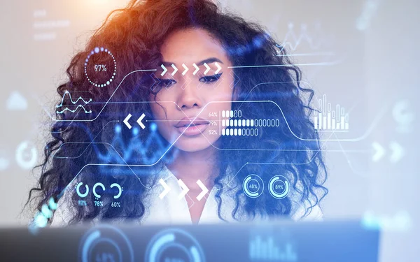 黑人女商人利用计算机 加倍曝光 数字分析浩大 有箭头和数字的大数据图表 业务咨询的概念 — 图库照片