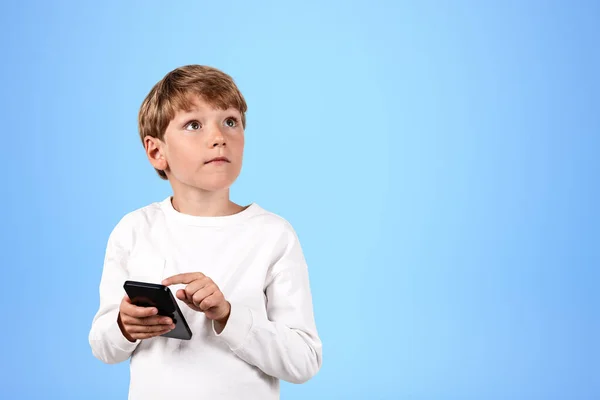 Junge Kind Mit Blick Nach Oben Finger Berührt Telefon Porträt — Stockfoto
